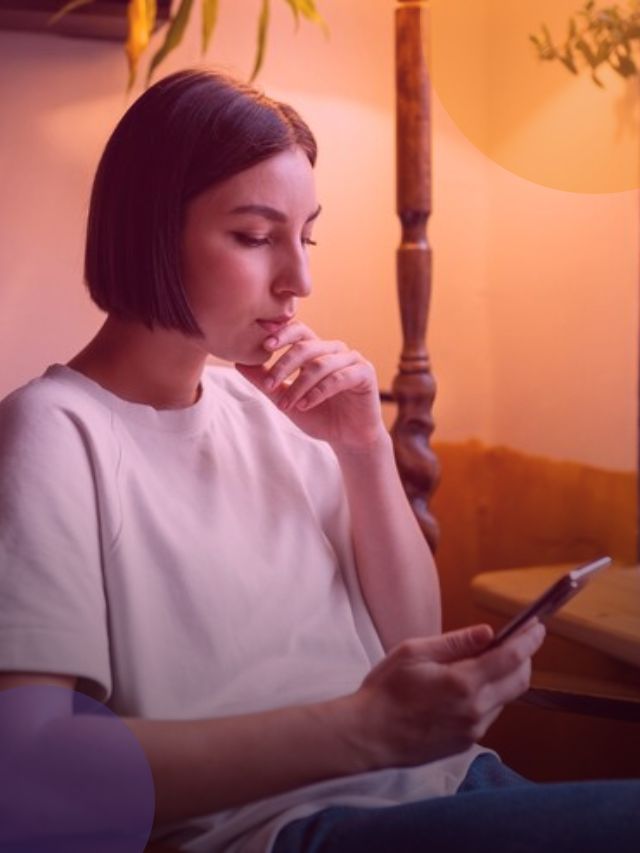 Pessoa lendo no celular uma explicação sobre a segunda parcela do décimo terceiro.