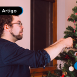 Pessoa desmontando uma árvore de natal