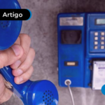 Pessoa segurando telefone azul antigo.
