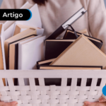 Pessoa com uma cesta de livros usados