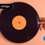 Pessoa segurando um disco de vinil