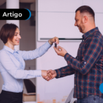 Pessoa vendendo uma casa para outra pessoa