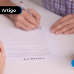 Pessoa assinando um contrato de trabalho