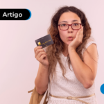 Pessoa segurando um cartão de crédito