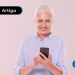 Pessoa de mais idade sorrindo olhando para o celular