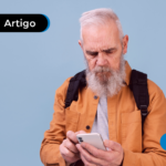 Pessoa de mais idade olhando para o computador