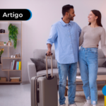 Duas pessoas sorrindo segurando malas