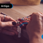 pessoa fazendo artesanato como renda extra