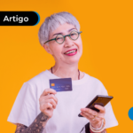 Pessoa sorrindo segurando um cartão do Meu INSS