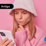 Pessoa com um olhar de dúvida olhando para o celular