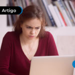 Pessoa com um olhar de dúvida olhando para o computador