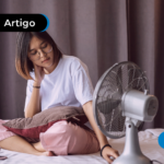 mulher com ventilador e calor, pensando como refrescar a casa sem gastar muito