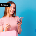 Mulher jovem, com celular, vendo como comprar com pix parcelado