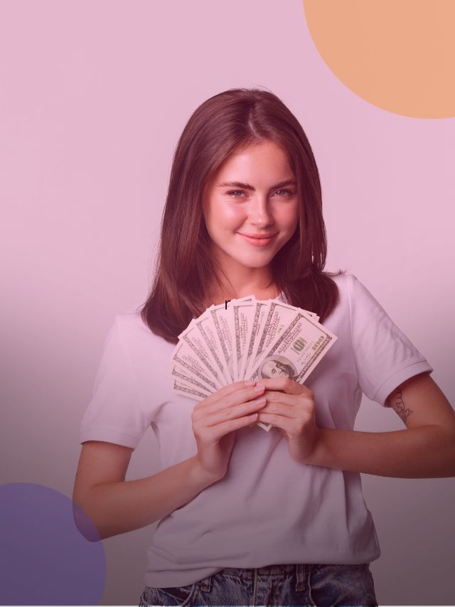 mulher segurando notas de dinheiro