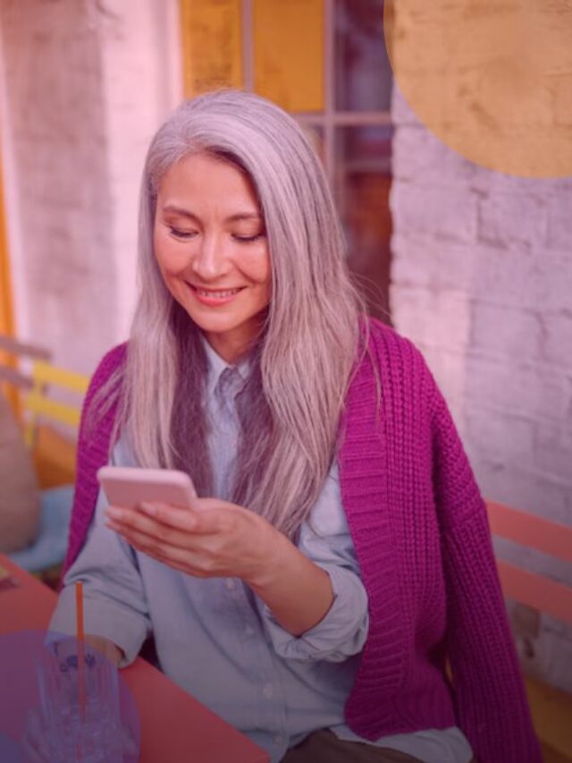Pessoa de mais idade olhando para o celular