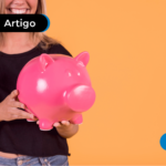 Mulher segurando cofrinho rosa