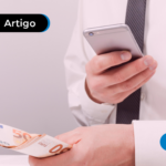 Pessoa segurando um celular e cédulas