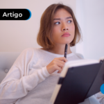 Pessoa com o olhar de dúvida segurando um caderno