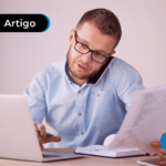 Homem olhando notebook e calculando imposto devido
