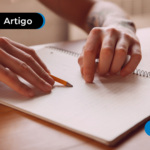 pessoa conferindo uma lista