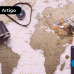 mapa mundi com binoculos, moedas e os lugares mais baratos para viajar em junho
