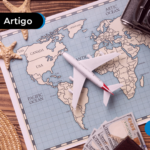 Itens de viagem e um mapa com lugares baratos para viajar em maio