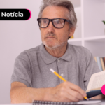 Pessoa de idade fazendo contas para entender reajuste do benefício do INSS.