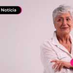 Aposentada com expressão de dúvida após ler notícia sobre novo teto de juros do Consignado.