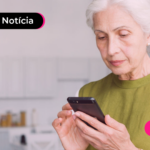Pessoa de idade usando celular para ler notícias sobre benefício do INSS.