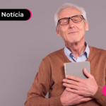 Beneficiário INSS feliz após ler notícia que os benefícios não serão bloqueados por falta de prova de vida.