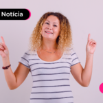 Mulher apontando para cima