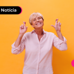 Aposentada comemorando após ler notícia sobre nova taxa de juros da meutudo.