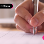 Pessoa preenchendo cartão resposta de concurso da defensoria de SP.