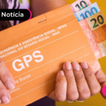 Mão segurando boleto do GPS.