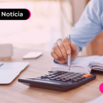 Pessoa usando calculadora para saber o valor do desconto do INSS