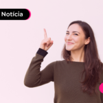 Jovem sorrindo após ler notícia sobre feriado no dia 20 de janeiro.