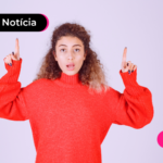 Jovem lendo noticia de Fakes News sobre benefícios sociais