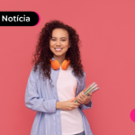 Jovem estudante sorrindo após ler notícia sobre as vagas do FIES Social 2025.