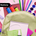 Imagem de uma bolsa com vários materiais escolares