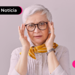 Pessoa de idade segurando óculos.