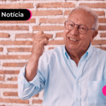 Pessoa de idade comemorando inicio de pagamento de benefício do INSS.