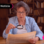 Pessoa de idade usando lupa para ler.