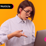 Pessoa usando notebook para ler notícias sobre Imposto de Renda.