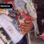 Pessoa segurando cesta básica.