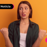 Jovem com expressão de dúvida após ler notícia sobre mudanças no Pix.
