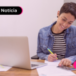 Pessoa fazendo anotações