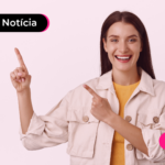 Mulher apontando para cima