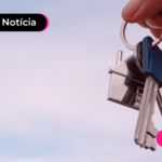 Mão segurando chave de casa alugada