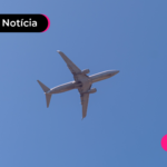 Avião saindo de fortaleza com pessoas viajando no carnaval.