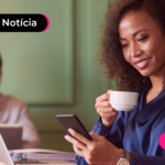 Pessoas usando celular ou computador para ler notícias sobre fiscalização do Pix.